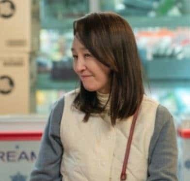 Nam Gi Ae e o papel da fofoqueira de bairro em 'Salon de Holmes' que todo otaku vai amar